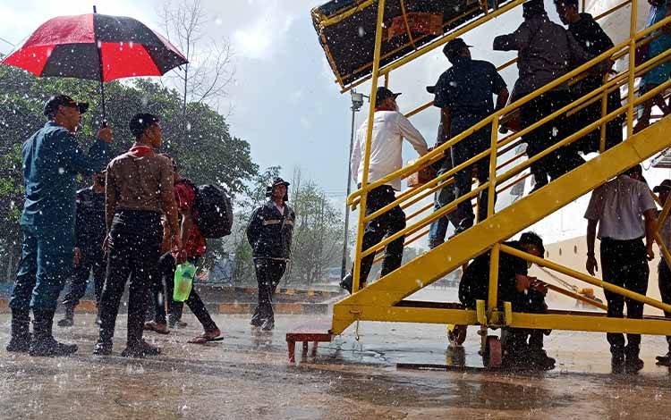 Kegiatan Debarkasi KM Leuser saat hujan deras di Pelabuhan Sampit, Senin, 1 Mei 2023. (FOTO: DEWIP)