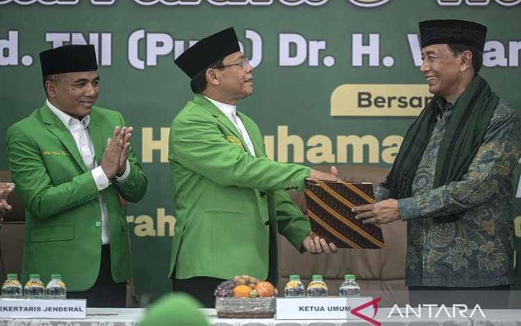 Plt Ketua Umum Partai Persatuan Pembangunan (PPP) Muhamad Mardiono (tengah) menerima daftar kader dari Jenderal TNI (Purn) Wiranto (kanan) disaksikan Sekjen PPP Arwani Thomafi (kiri) dalam acara silaturahim dan halalbihalal di Kantor DPP PPP, Jakarta, Senin (1/5/2023). Dalam acara tersebut Wiranto menyerahkan daftar kader-kader binaannya yang potensial kepada PPP. ANTARA FOTO/Aprillio Akbar/pras.