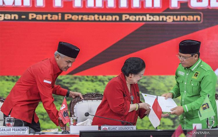 Ketua Umum PDIP Megawati Soekarnoputri (tengah) menerima dokumen dukungan dari Plt Ketua Umum PPP Mardiono (kanan) disaksikan Gubernur Jawa Tengah Ganjar Pranowo (kiri) saat melakukan pertemuan di kantor DPP PDIP, Jakarta, Minggu (30/4/2023). ANTARA FOTO/Galih Pradipta/nz