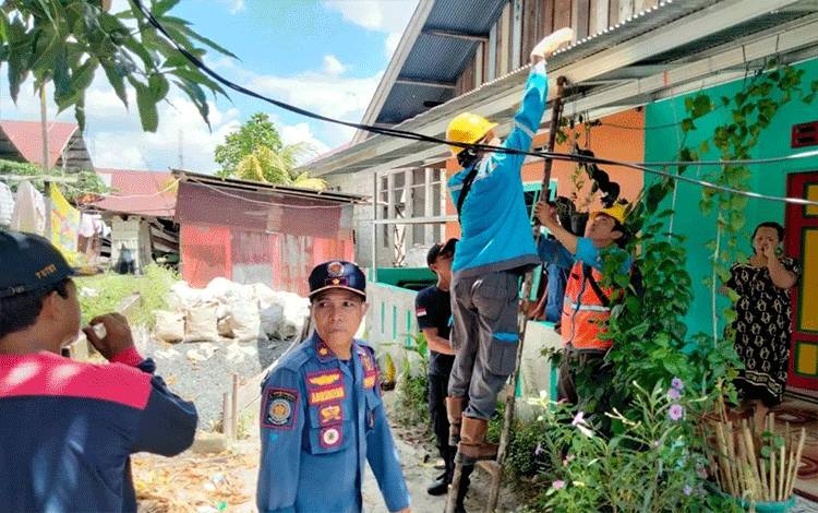 Tim Call Center 112 Kota Palangka Raya bersama pihak PLN saat melakukan penandatanganan kabel bergelantungan (FOTO : CALL CENTER 112 KOTA PALANGKA RAYA)
