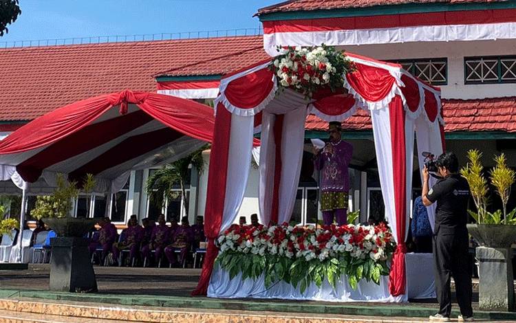 Wabup Sukamara, Ahmadi memimpin upacara peringatan Hari Otomoni Daerah XXVII dihalaman Kantor Bupati Sukamara, Selasa, 2 Mei 2023. (FOTO:NORHASANAH)