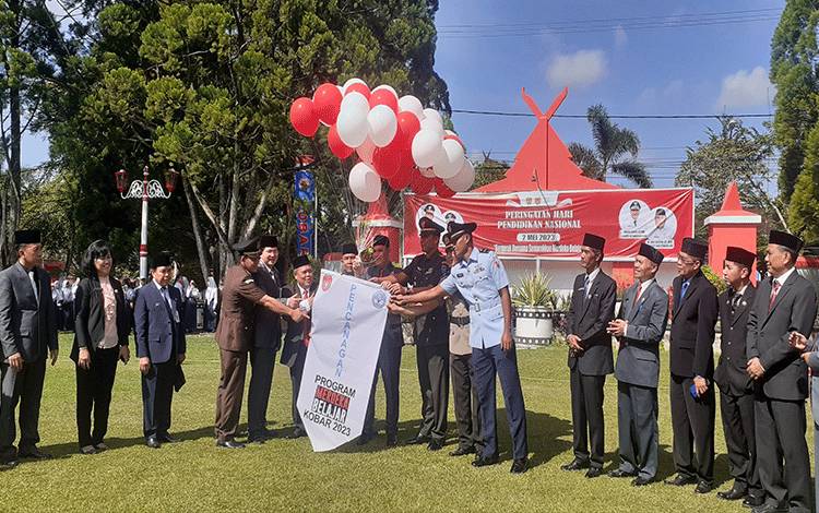 Anang Dirjo Pj. Bupati Kobar dan jajarannya melepaskan balon ke udara sebagai tanda untuk memperingati Hari Pendidikan Nasional di halaman kantor bupati, Selasa, 2 Mei 2023 (FOTO: NURITA)
