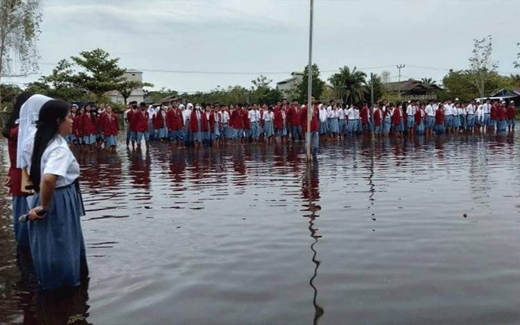 Para siswa SMAN 1 Kapuas Tengah saat laksanakan upacara peringatan Hardiknas pada Selasa, 2 Mei 2023. (FOTO: IST)