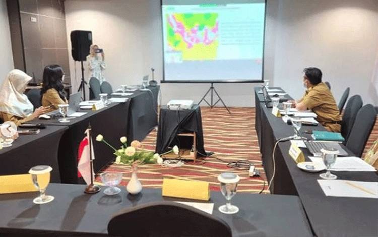 Rapat Komisi Penilai Amdal Pusat dan RKL-RPL Pengembangan Pertambangan Emas PT Indo Muro Kencana secara virtual zoom meeting dari Hotel Neo Palma Palangka Raya, Selasa 2 Mei 2023. (FOTO: IST)