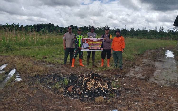 Personel Polsek Katingan Hilir melakukan sosialisasi terkait dampak dari kebakaran hutan dan lahan kepada masyarakat, Selasa, 2 Mei 2023. (FOTO: GOFUR)