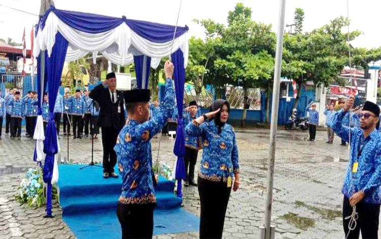 Kepala Dinas Pendidikan Barito Utara Syahmiludin A Surapati bersama jajarannya memperingati Hari Pendidikan Nasional dengan melaksanakan upacara bendera, dihalaman Disdik setempat, Selasa 2 Mei 2023.(foto: Dhani)