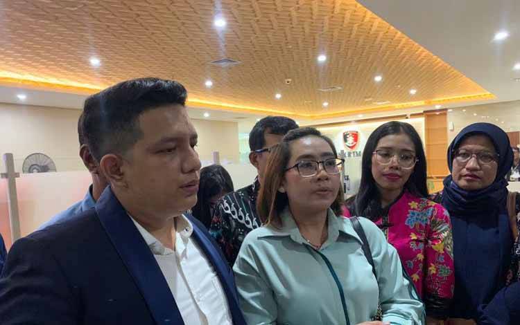 Tim penasihat hukum keluarga Aisiah Sinta Dewi, wanita yang tewas terjatuh di lift Bandara Kualanamu, Medan, memperlihatkan laporan polisi usai melapor ke Bareskrim Polri, Jakarta, Selasa (2/5/2023). (ANTARA/Laily Rahmawaty) (1)