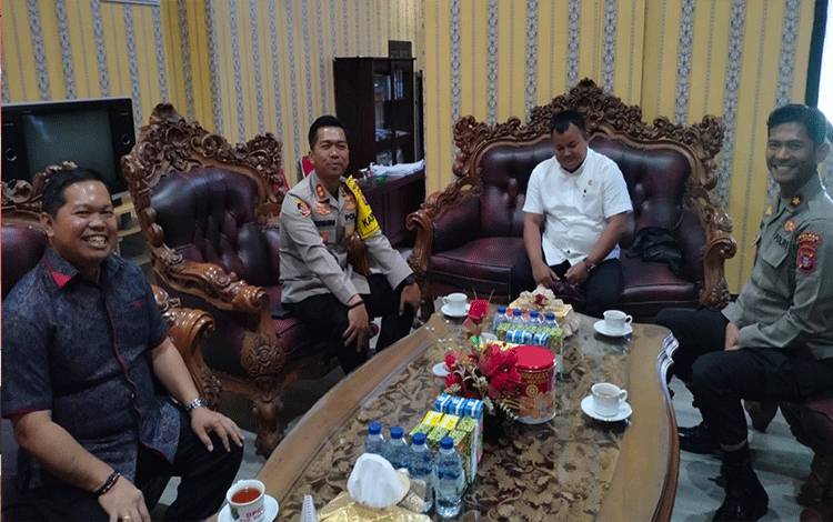 Ketua DPRD Kapuas Ardiansah saat menerima kunjungan Kapolres Kapuas AKBP Kurniawan Hartono, Rabu, 3 Mei 2023. (FOTO: IST)