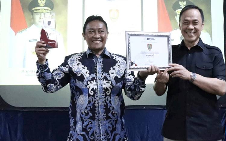 Founder of ACT Consulting International Ary Ginanjar Agustian menyerahkan penghargaan kepada Wakil Gubernur Kalimantan Tengah (Kalteng), Edy Pratowo. (FOTO: IST)