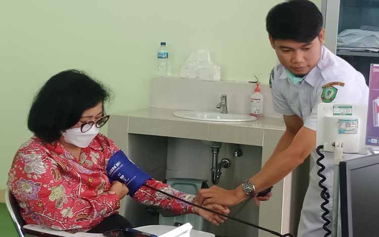 Ketua DPRD Kotawaringin Timur Rinie melakukan medikal check up di RSUD dr. Murjani Sampit. (FOTO: DEWIP)