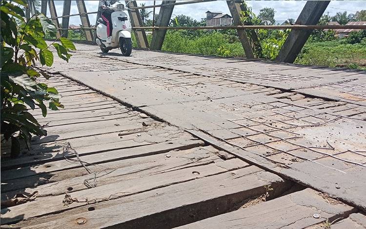 Kondisi lubang di Jembatan Sei Mentawa, Jalan Kapten Mulyono, Sampit, Jumat 5 Mei 2023. (FOTO: DEWIP)