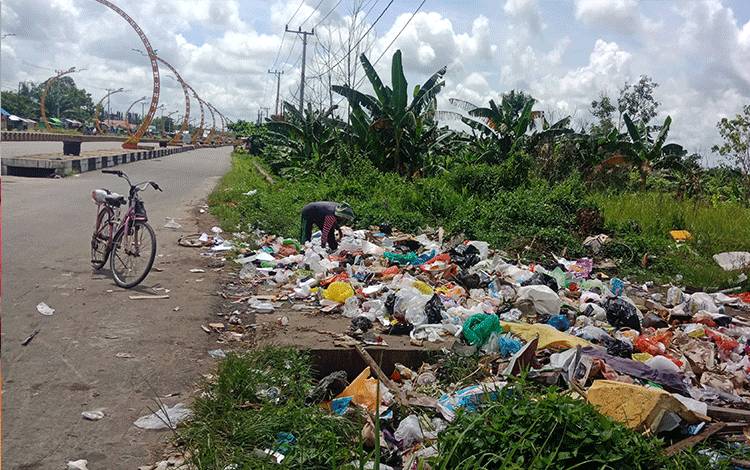 Tumpukan sampah rumah tangga di Terowongan Nur Mentaya, Jalan Tjilik Riwut, Sampit, Jumat, 5 Mei 2023. (FOTO: DEWIP) 