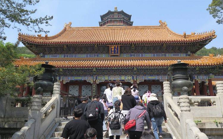 Arsip - Wisatawan memenuhi Menara Buddha, bangunan tertinggi di Istana Musim Panas, Beijing, China, pada hari pertama liburan Hari Buruh Internasional, Senin (1/5/2023). (ANTARA/M. Irfan Ilmie)