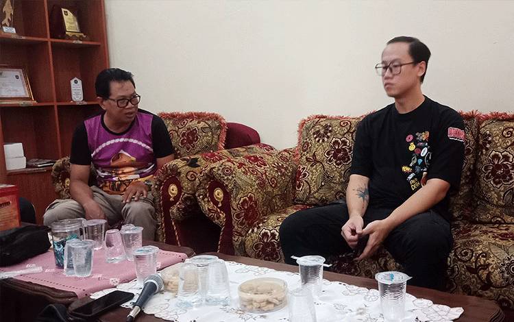 Sekretaris Camat Mentawa Baru Ketapang, Irfansyah dan Wakil Direktur Developer Perumahan Graha Pramuka, Surya saat melakukan mediasi, Jumat, 5 Mei 2023. (FOTO: DEWIP)