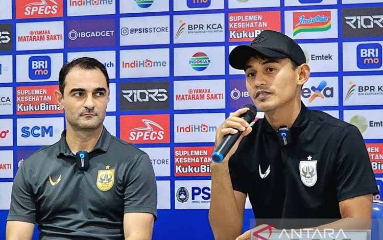 Pemain PSIS Semarang Hari Nur Yulianto (kanan) dan pelatih Gilbert Agius usai pertandingan lanjutan Liga 1 Indonesia 2022/ 2023 di Stadion Jatidiri Semarang, Kamis (6/4/2023). (ANTARA/ I.C.Senjaya)