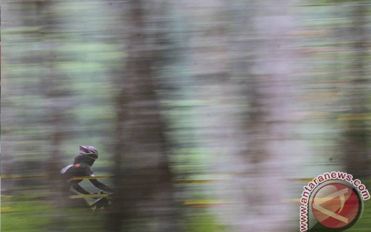 Final Cross Country Women Elite Pembalap asal Riau Novianan berusaha memacu sepeda mereka saat final Cross Country Olympics (XCO) Women Elite Lubuklinggau Moutain Bike International Championship (C2) 2017 di Lubuklinggau, Sumatera Selatan, Sabtu (21/7). (Antarasumsel.com/Nova Wahyudi/dol/17)
