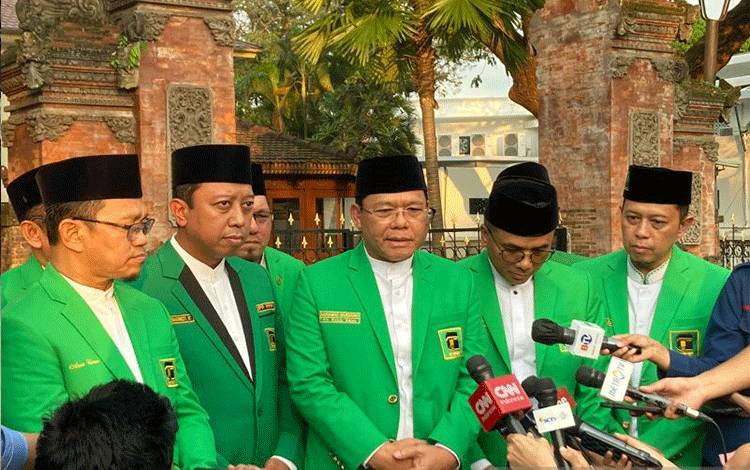 Plt Ketua Umum PPP Muhamad Mardiono memberikan keterangan pers kepada wartawan di lingkungan Istana Kepresidenan Jakarta, Kamis (4/5/2023). ANTARA/Suwanti