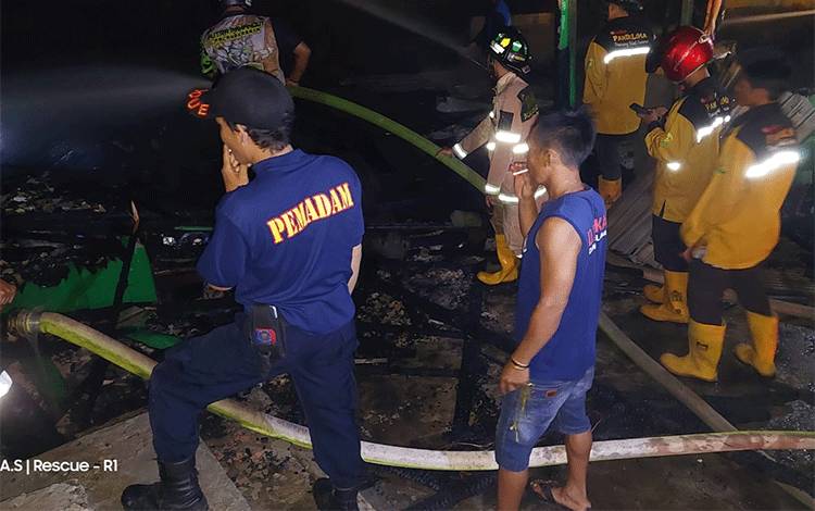 Tim DPKP Kota Palangka Raya saat melakukan pendinginan lokasi kebakaran. (FOTO : DPKP)