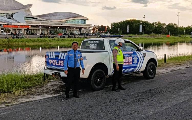 Anggota Satlantas Polresta Palangka Raya bersama Avisec Bandara Tjilik Riwut saat melakukan patroli di sekitar bandara (FOTO : SATLANTAS POLRESTA PALANGKA RAYA)