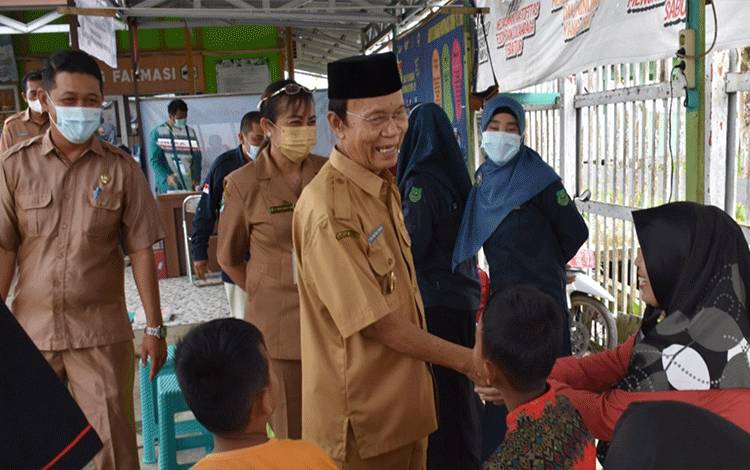 Plt Bupati Kapuas HM Nafiah Ibnor saat meninjau pelayanan kesehatan di PKM Melati, belum lama ini. (FOTO: IST)