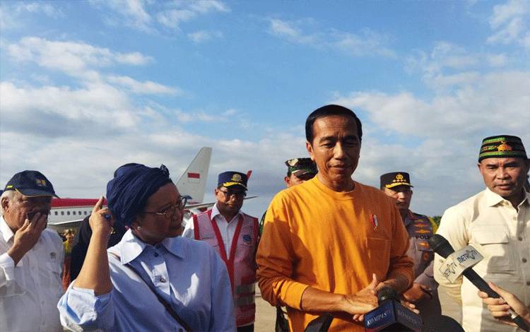 Presiden Joko Widodo saat memberikan keterangan di Bandara Komodo, Labuan Bajo, Kabupaten Manggarai Barat, NTT, Minggu (7/5/2023). (ANTARA/Fransiska Mariana Nuka)