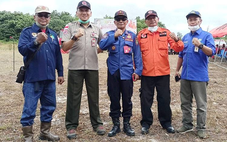 Kepala Stasiun Meteorologi Kelas IV Sanggu Buntok, Nur Setiawan (paling kanan) bersama personel BPBD Damkar Kabupaten Barito Selatan dalam sebuah kegiatan beberapa waktu lalu. (FOTO: BOLE MALO)