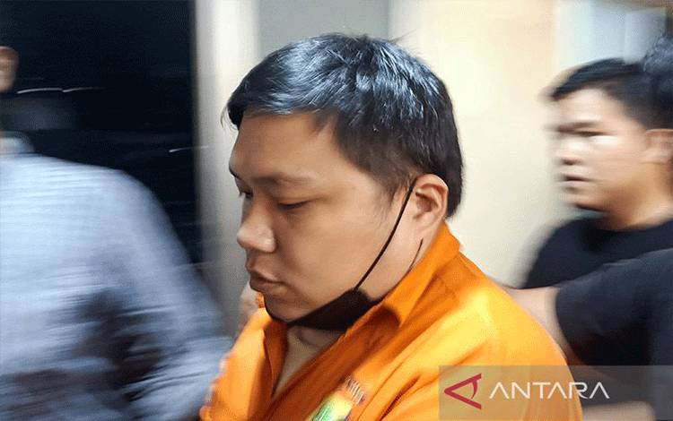 Tersangka pengemudi arogan, David Yulianto saat dibawa ke Polda Metro Jaya, Jumat (5/5/2023). ANTARA/Ilham Kausar/am.