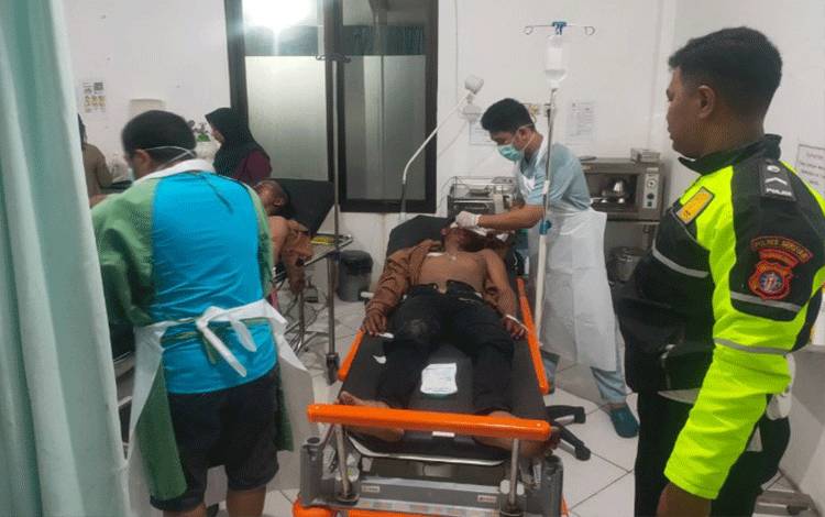 Para korban kecelakaan tunggal saat menjalani perawatan di RSUD Kuala Pembuang, Sabtu, 6 Mei 2023.(Foto : Satlantas Polres Seruyan)