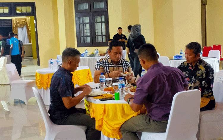 Sekda Kabupaten Lamandau Muhamad Irwansyah berbincang dan santap malam bersama Irdam XII/Tanjungpura, Brigjen TNI Donni Hutabarat. (FOTO : HENDI NURFALAH)