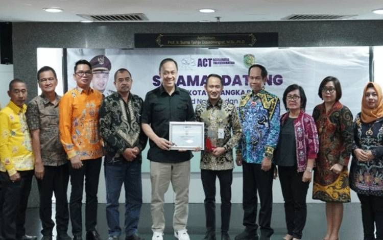 Wali Kota Palangka Raya Fairid Naparin bersama sejumlah kepala dinas menerima penghargaan hasil survei Berakhlak. (FOTO: BKPSDM)