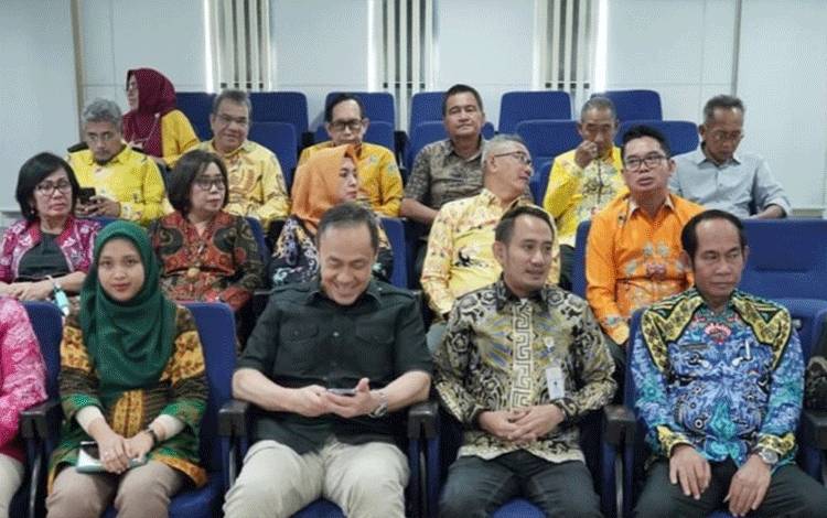 Wali Kota Palangka Raya Fairid Naparin bersama sejumlah kepala dinas menerima penghargaan hasil survei Berakhlak di Jakarta. (FOTO: BKPSDM)