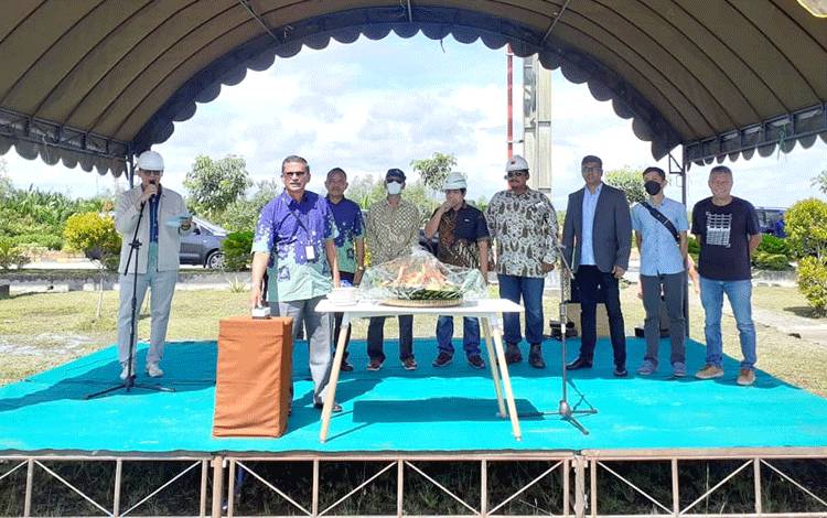 CEO Citra Borneo Indah Group atau CBI Group, Vallauthan Subraminam menekan tombol sirine menandai dipancangkannya tiang pertama pembangunan pabrik pengolahan pakan ternak di kawasan Surya Borneo Industri Park, Jumat, 5 Mei 2023.(FOTO: Rilis CBI Group)