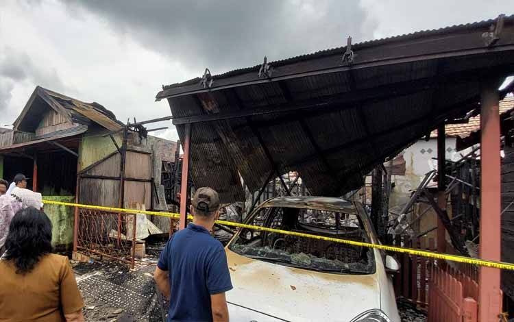 Kondisi rumah dan mobil warga terbakar di Jalan Nuri II, RT 05, Kelurahan Selat Barat, Kecamatan Selat, Kabupaten Kapuas pada Senin pagi, 8 Mei 2023. (FOTO: DODI)