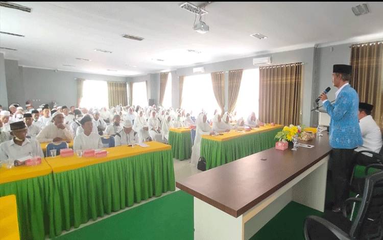 Kepala Kantor Kemenag Kobar Mulyono saat memberikan materi pada saat Manasik Haji di Gedung PLHUT. (FOTO : ISTIMEWA)