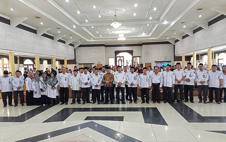 Kepala Kantor Wilayah Kementerian Agama Provinsi Kalimantan Tengah, H Noor Fahmi berfoto bersama dengan Kepala Kantor Kemenag Barito Timur dan para pegawai di lingkungan Kemenag Barito Timur, Senin, 8 Mei 2023. (FOTO: BOLE MALO)