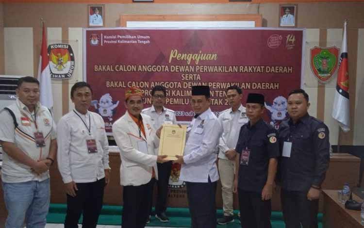 PKS Provinsi Kalteng resmi mendaftar bakal calon anggota DPRD Kalteng di Komisi Pemilihan Umum (KPU) Kalimantan Tengah (Kalteng), Senin, 8 Mei 2023. (FOTO: ISTIMEWA)