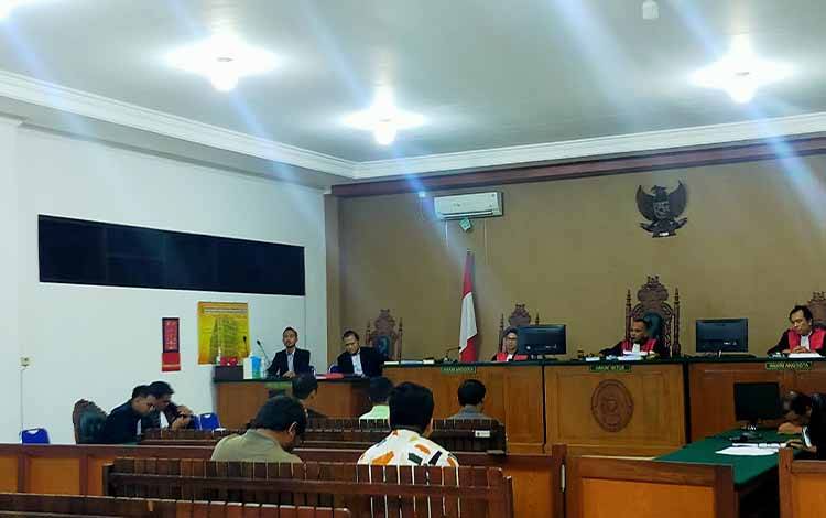 Ketiga terdakwa saat menjalani sidang putusan di Pengadilan Tipikor Palangka Raya, Senin, 8 Mei 2023. (FOTO: APRIANDO)