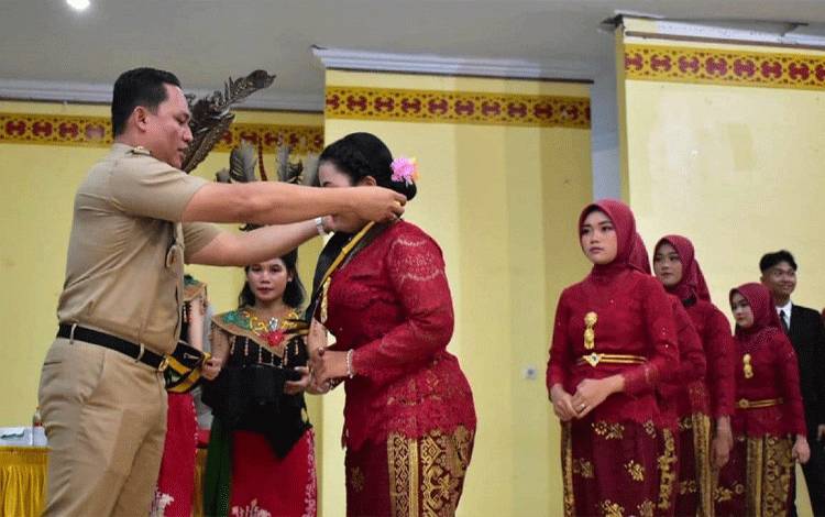 Bupati Lamandau Hendra Lesmana kalungkan medali wisuda sebagai tanda kelulusan bagi Siswa dan Siswi SMAN 1 Sematu Jaya. (FOTO : HENDI NURFALAH)