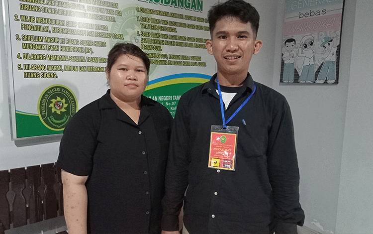 Penasihat Hukum dari Koalisi Anti Kekerasan Seksual Kalimantan Tengah, Sandi Jaya Prima Simarmata dan Putri. (FOTO: BOLE MALO)