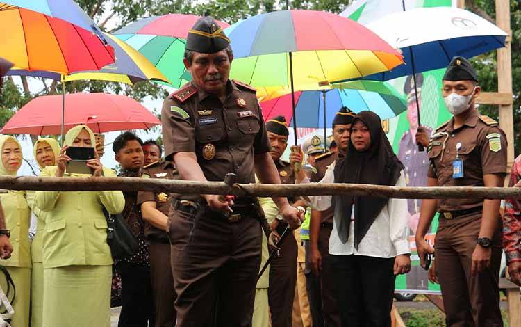 Kepala Kejaksaan Tinggi (Kejati) Kalimantan Tengah Pathor Rahman melakukan potong pantan, saat tiba di Kejaksaan Negeri Seruyan. (FOTO: PROKOM SERUYAN)