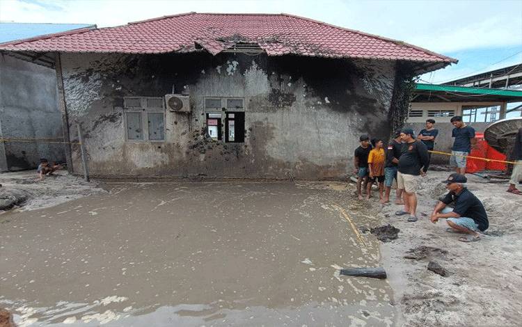 Semburan lumpur panas di Pondok Pesantren Nurul Alamiyyah di Wajok Hilir, Kecamatan Jungkat, Kabupaten Mempawah (ANTARA/Jessica Helena Wuysang)