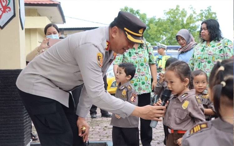 Kapolres Lamandau AKBP Bronto Budiyono saat melakukan tanya jawab dengan anak PAUD Kemala Bhayangkari. (FOTO : HENDI NURFALAH)