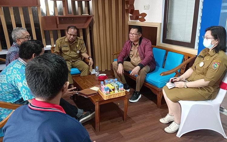 Kepala Dislutkan Prov. Kalteng Darliansjah saat menerima kunjungan Tim Yayasan Borneo Institute di Kantor Dislutkan Kalteng baru baru ini. (FOTO: IST)