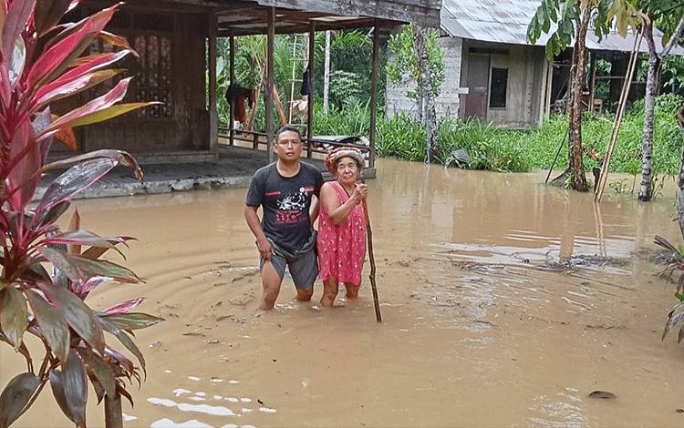 Banjir yang melanda RT 01 dan RT 02 Desa Haringen Kabupaten Barito Timur, Rabu, 9 Mei 2023. (FOTO: IST)