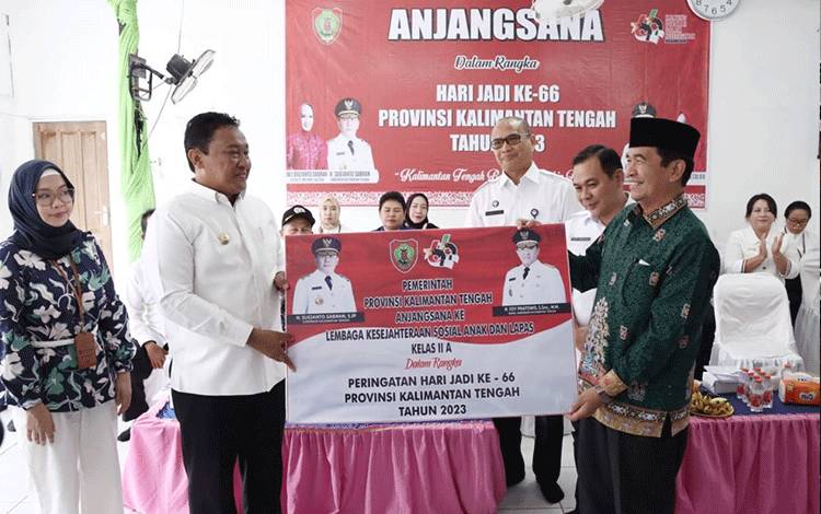 Wakil Gubernur Kalimantan Tengah H. Edy Pratowo saat menyerahkan bantuan. (FOTO: IST)