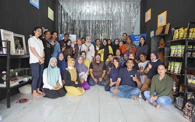 Kelompok Hebat atau KH 26 Safari UMKM yang digelar Tim Klinik Bisnis di Tamiang Layang, Kabupaten Barito Timur pada 2 Mei 2023 lalu dengan peserta para pelaku UMKM yang tergabung dalam kelompok UMKM Cemara Ampuh. (FOTO: Rilis Klinik Bisnis)
