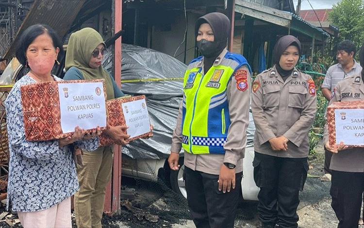 Tim Sambang Polwan Polres Kapuas saat berikan bantuan sembako warga terdampak kebakaran rumah di Perumnas Pulau Telo, Rabu, 10 Mei 2023. (FOTO: IST)