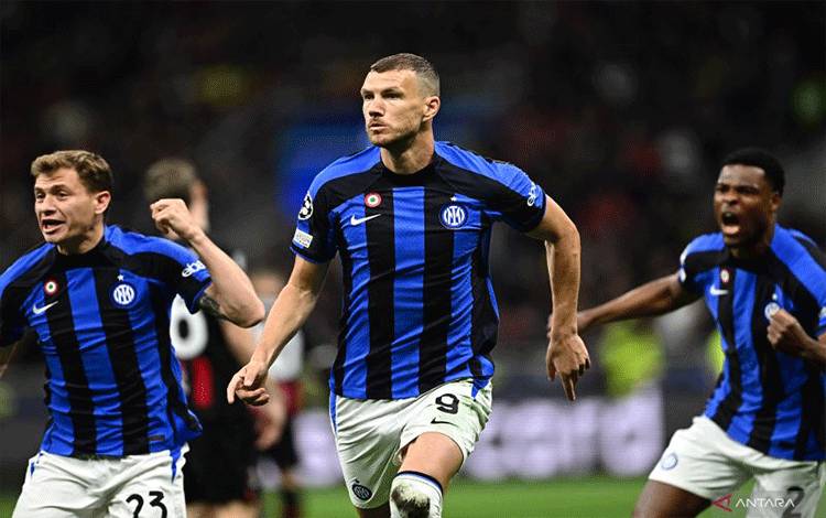 Reaksi Edin Dzeko (tengah) sesaat setelah mencetak gol pembuka Inter Milan di laga leg pertama semifinal Liga Champions lawan AC Milan di San Siro pada 11 Mei 2023. (ANTARA/AFP/GABRIEL BOUYS)