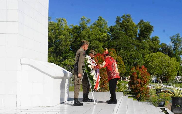 Sekda ProvKalteng Nuryakin melaksanakan peletakan karangan bunga di Monumen Makam Pahlawan TMP, Sanaman Lampang Palangka Raya, Kamis 11 Mei 2023. (FOTO: IST)