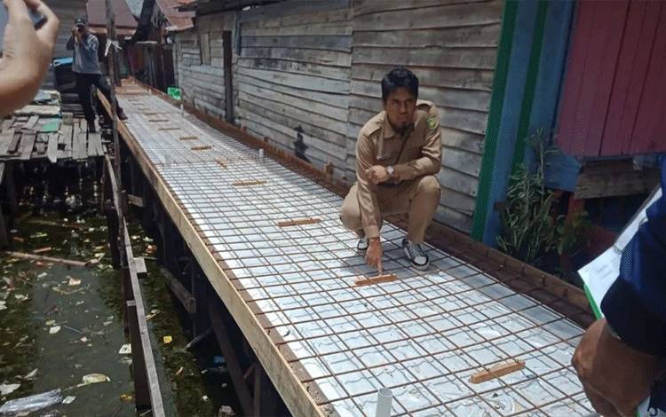 Penataan kawasan kumuh di Kelurahan Kereng Bangkirai. Jembatan hingga gapura dan rumah turut diperbaiki. (FOTO: HENDRI)
